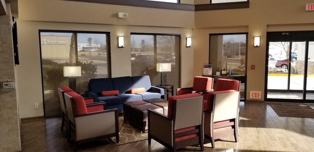 Comfort Inn & Suites Wichita Bagian luar foto