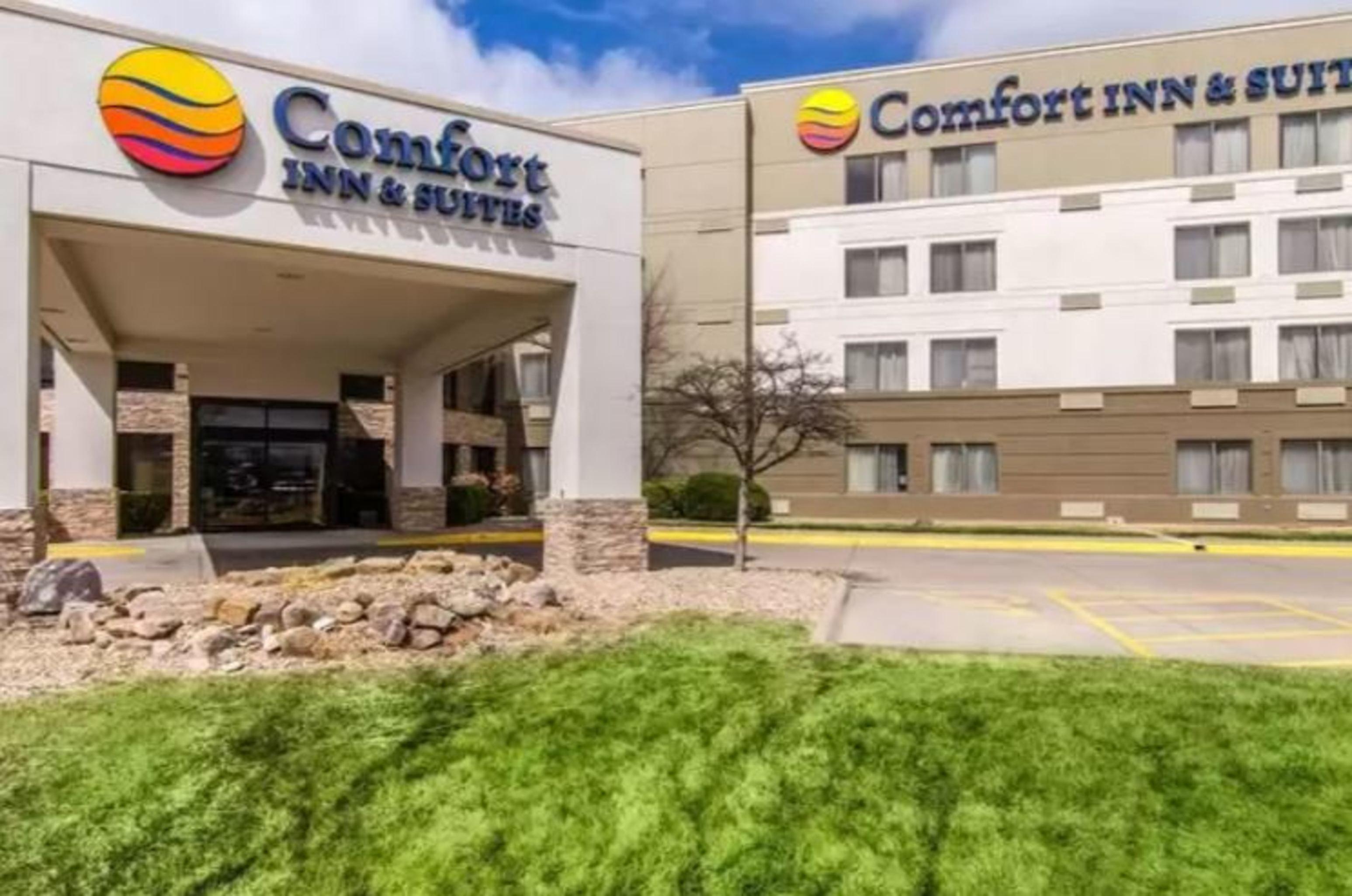 Comfort Inn & Suites Wichita Bagian luar foto