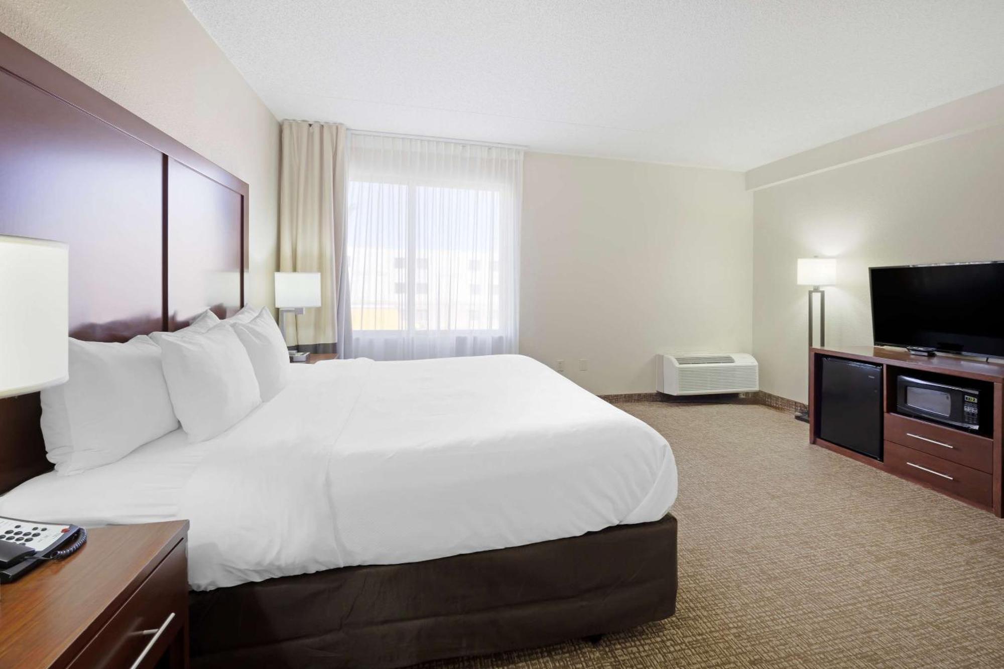 Comfort Inn & Suites Wichita Bagian luar foto