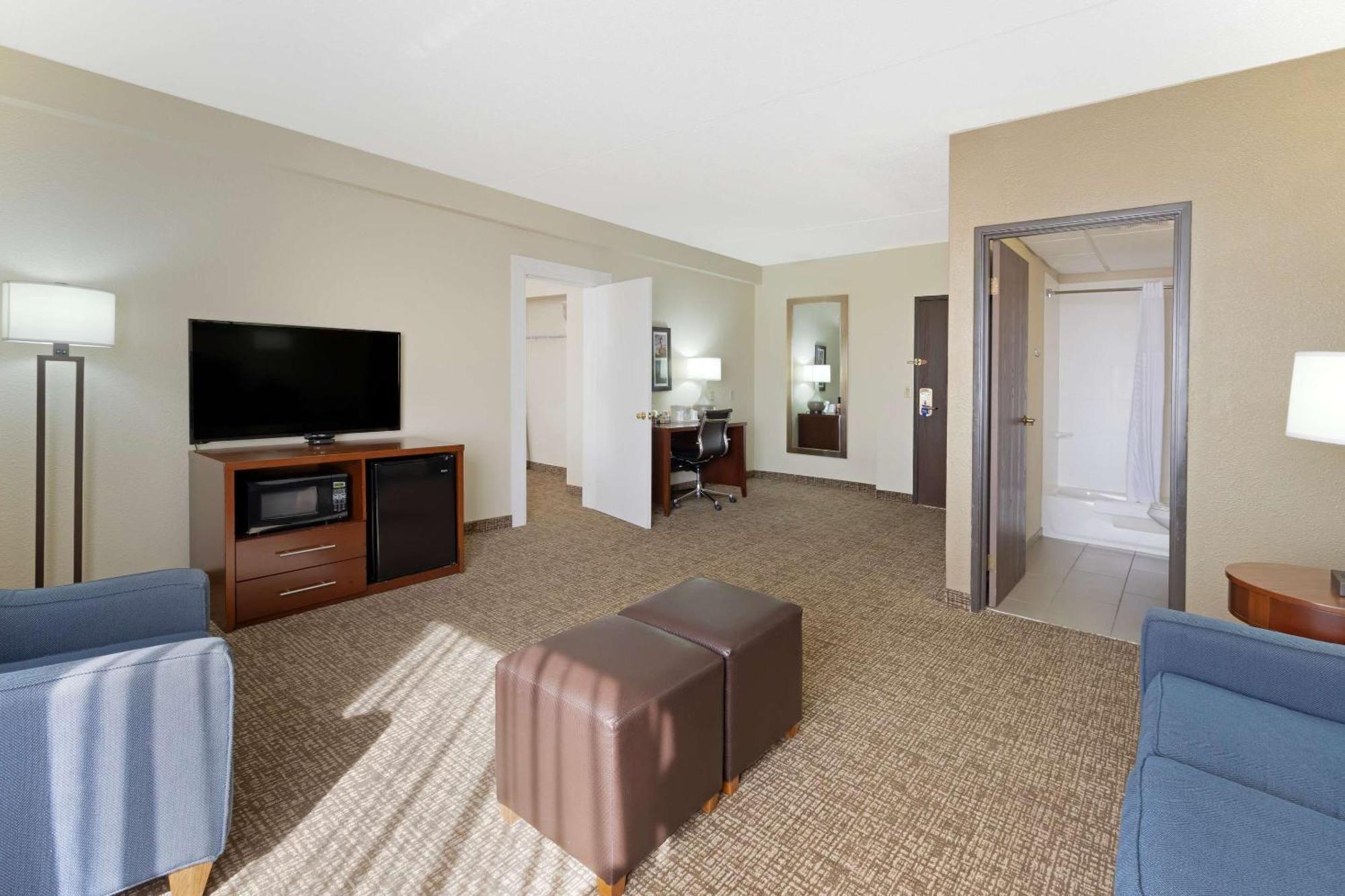 Comfort Inn & Suites Wichita Bagian luar foto