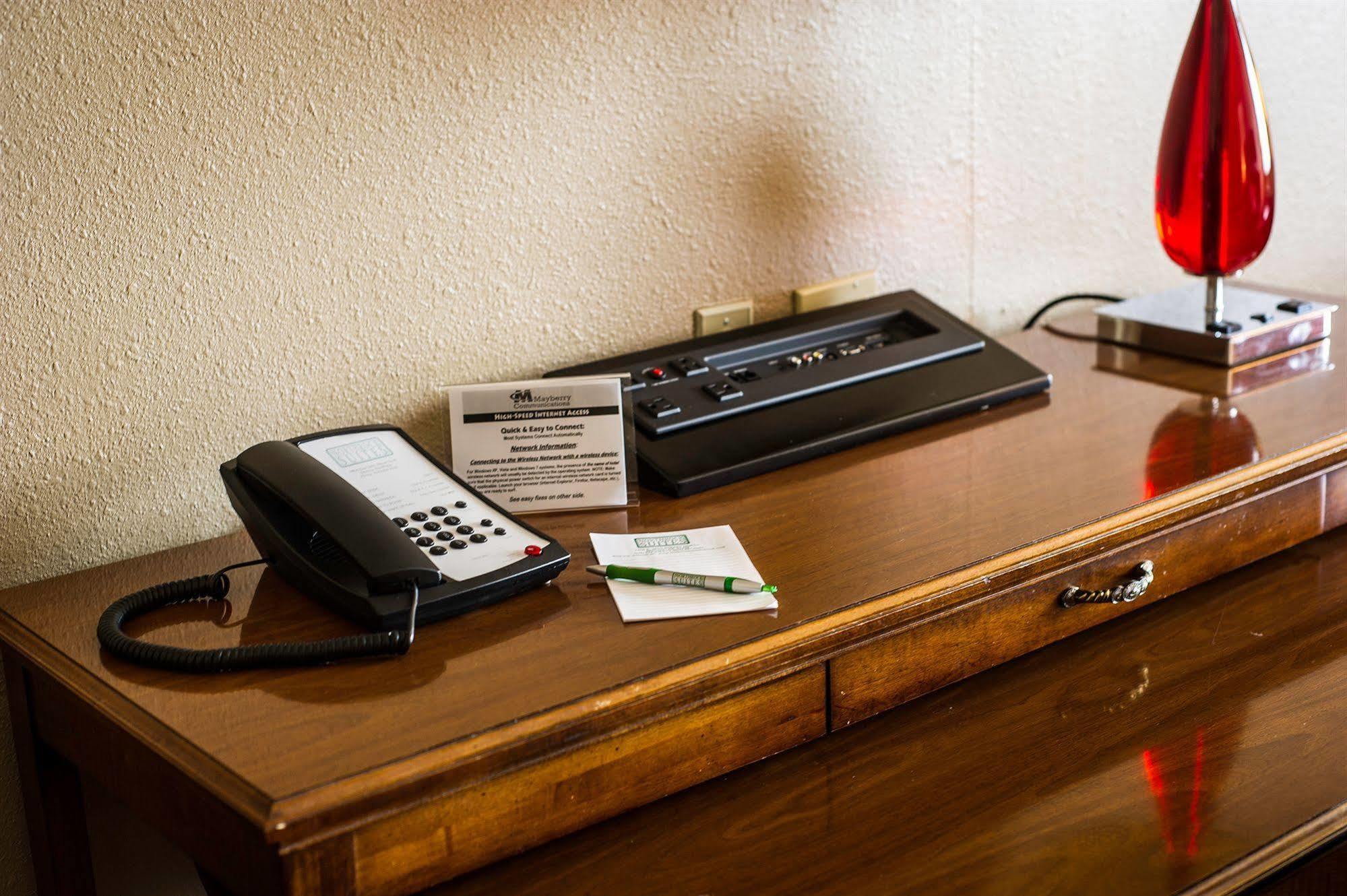 Comfort Inn & Suites Wichita Bagian luar foto